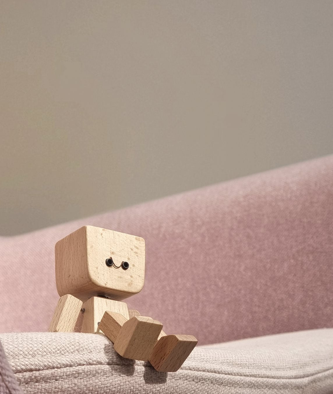Charmante kleine Holzfigur, die sich mit 12 magnetischen Gesichtsausdrücken bewegt
