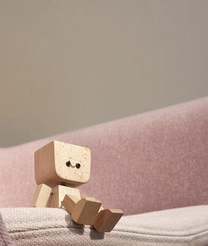 Charmante kleine Holzfigur, die sich mit 12 magnetischen Gesichtsausdrücken bewegt